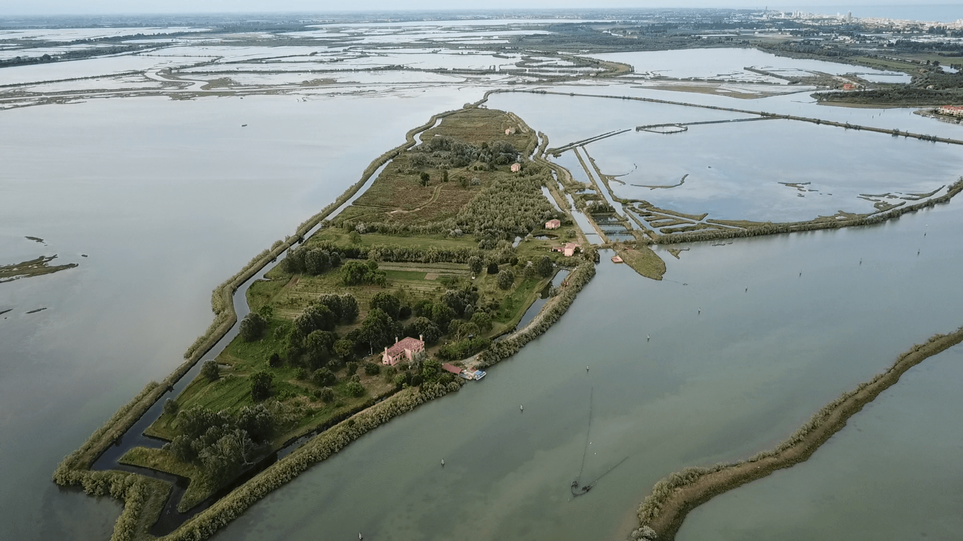 foto aerea dell'isola FalcoNera in mezzo alla laguna veneta